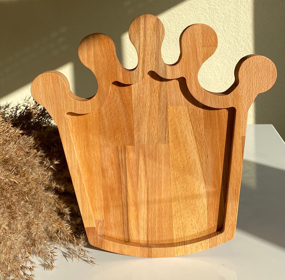 Daska za posluživanje od bukve u obliku krune
