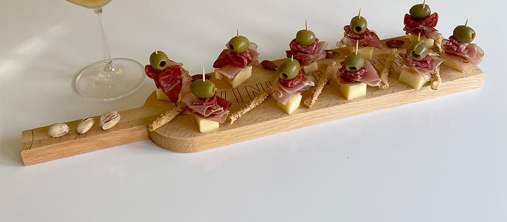 Daska za posluživanje od drveta bukve u obliku buteljke vina