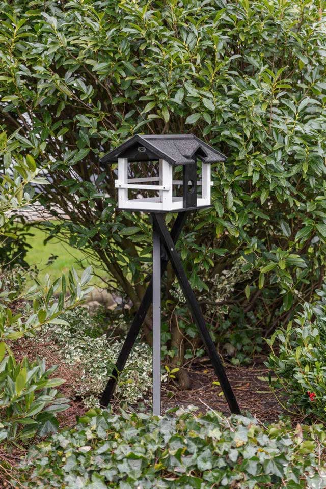 Velika hranilica za ptice na postolju 1.33m Drvena kućica crnobela Trixie 55814