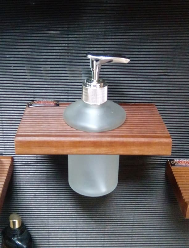 Dozer za sapun na tikovini