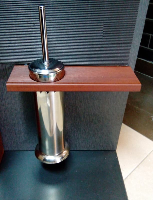 WC četka od inoksa na tikovini