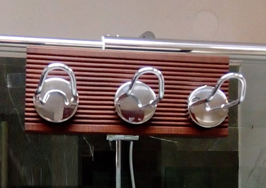 Vešalica za staklo sa tri kuke na tikovini