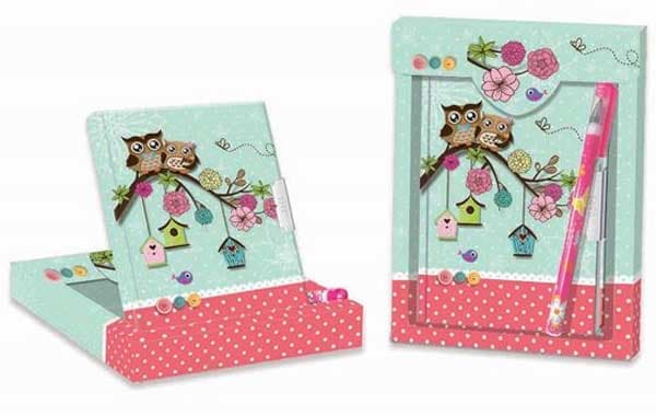 Dnevnik s ključićem u kutiji s olovkom sovice na drvetu 0181295