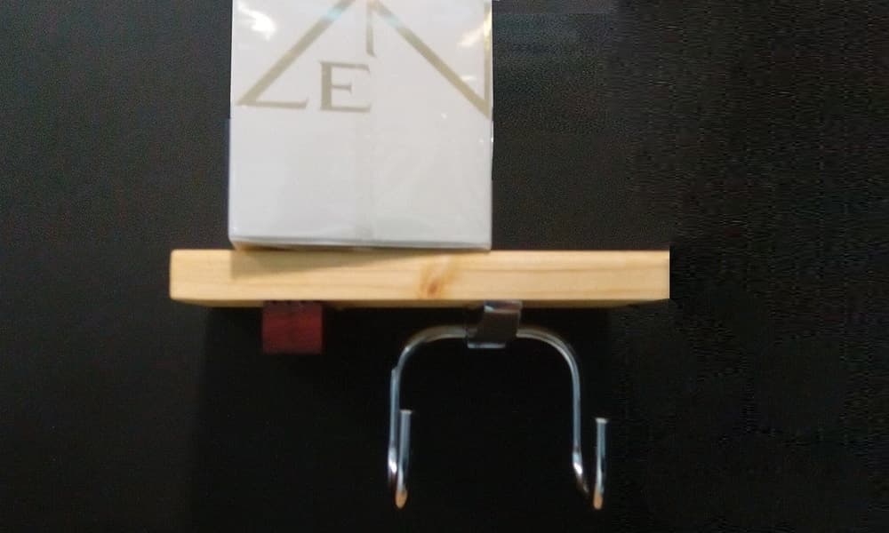 Vešalica sa kukicama i policom na tikovini