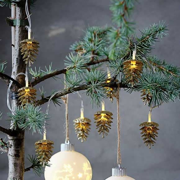 Novogodišnje lampice u obliku šišarki 10 LED