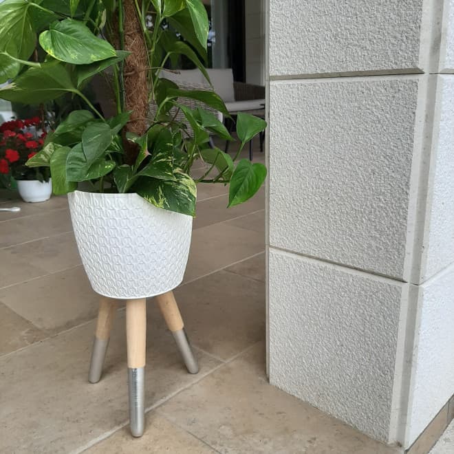 Drveni stalak sa belom saksijom otvora 20 cm