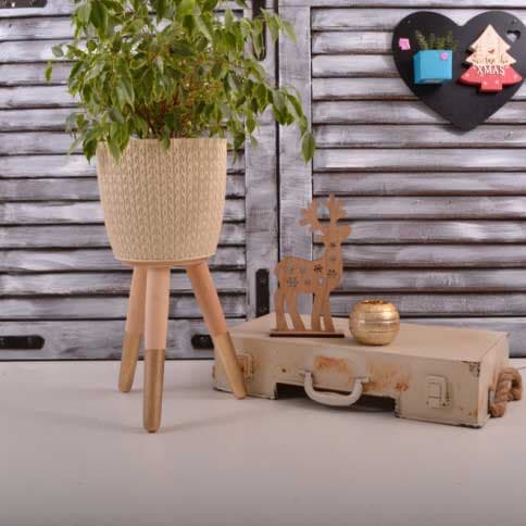 Drveni stalak sa krem saksijom otvora 20 cm