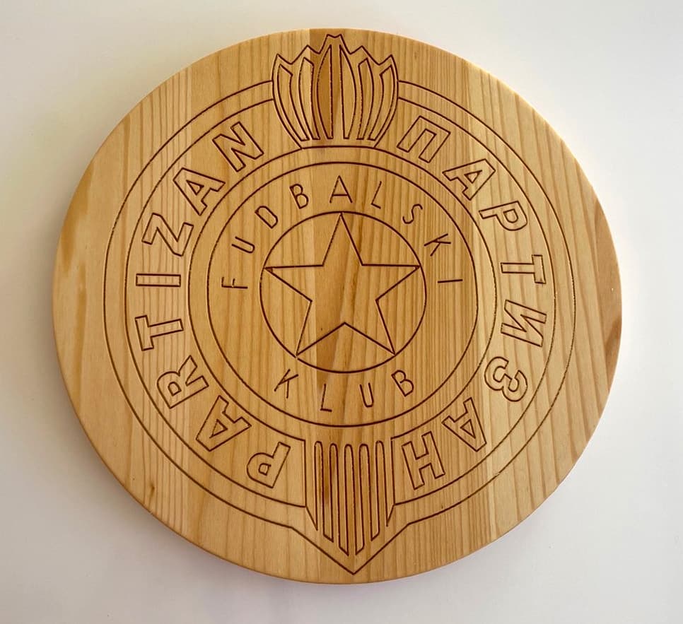 Daska za posluživanje od bukve sa znakom Partizana