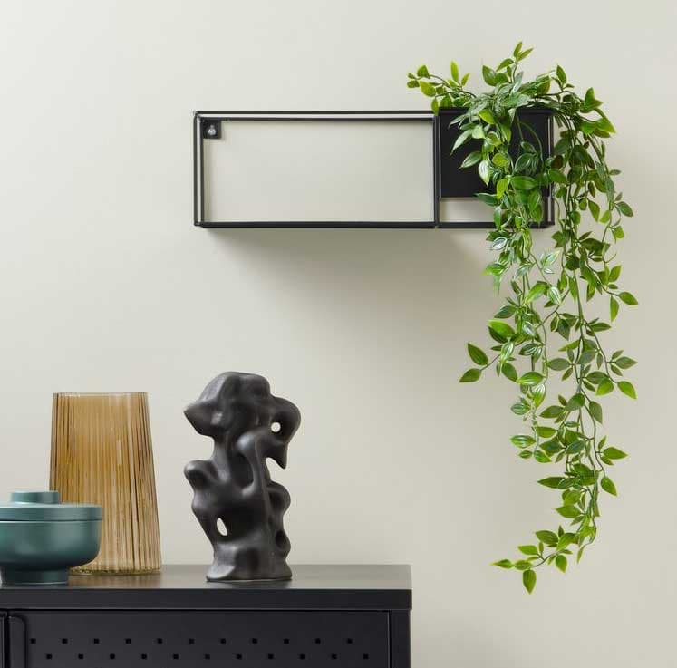 Zidna polica sa saksijom za cveće