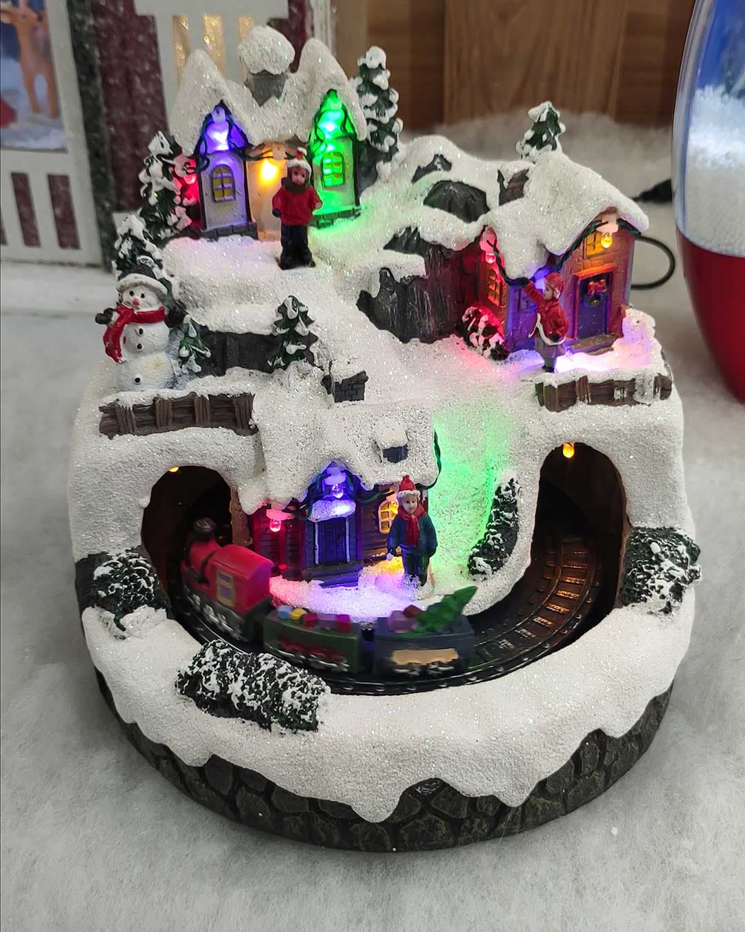 Diorama Sa Zimskim Motivima i Vozom