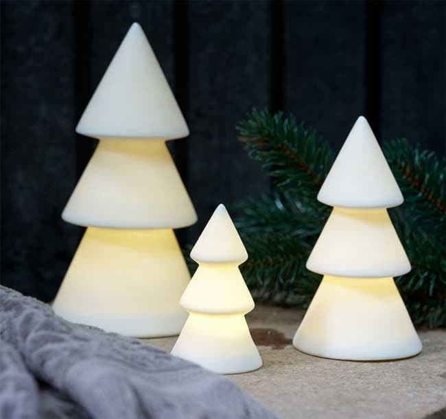 Tri novogodišnje svetleće jelke